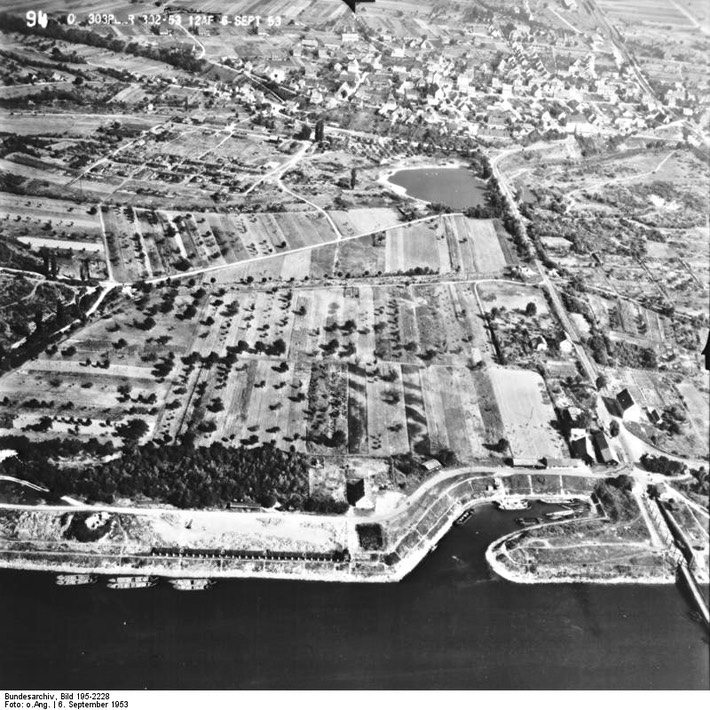 Bundesarchiv Bild 195-2228, Rheinbefliegung, Neuenburg.jpg